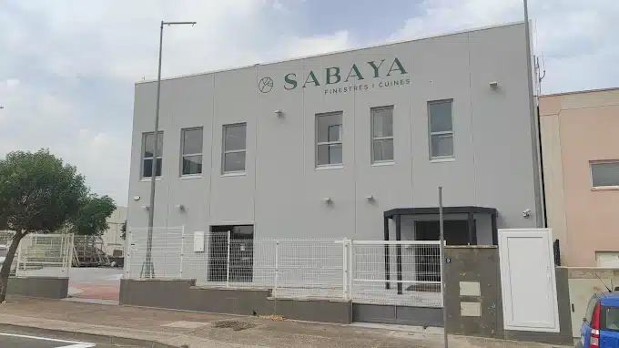 Fachada de la tienda Sabaya Baix Camp en el polígono Les Tàpies de L'Hospitalet de l'Infant, con el rótulo Sabaya Finestres i Cuines