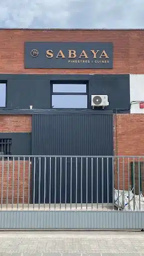 Fachada de la tienda Sabaya Vallès en Palau-solità i Plegamans, con el rótulo Sabaya sobre la entrada