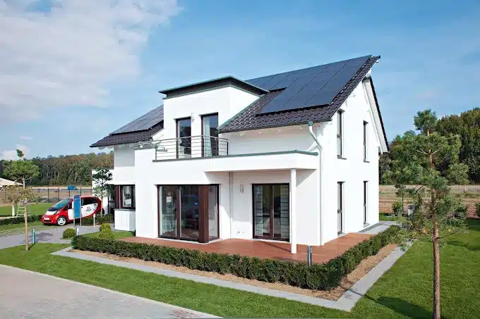 Vivienda unifamiliar con ventanas y puertas correderas de PVC blancas en la fachada